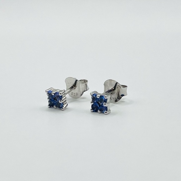 .50 CT Natural Tanzanite Silver Stud Earrings - Picture 4 of 4